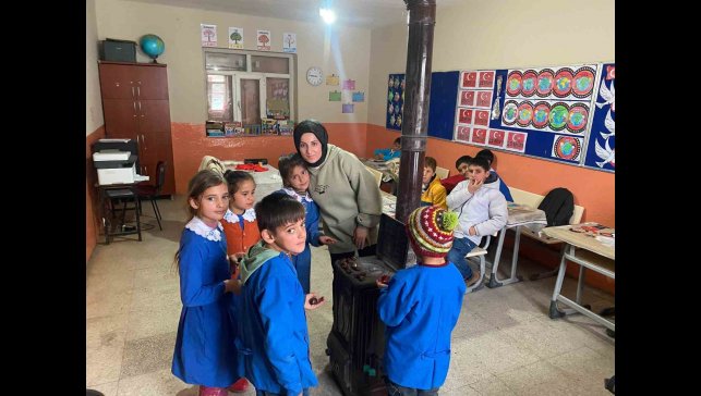 Minik öğrencilere kestane sürprizi