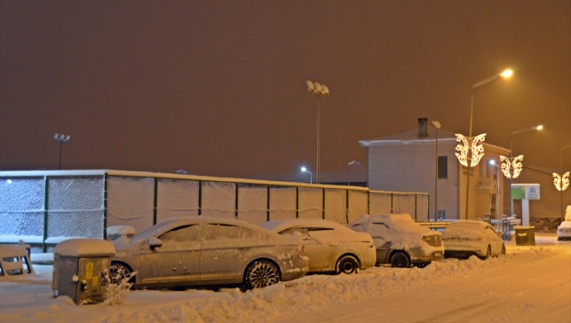 Ağrı, Tunceli ve Kars'ta etkili olan kar sürücülere zor anlar yaşattı