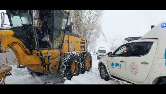 Yüksekova'da ekipler seferber oldu: Yolları kapanan köylerdeki 8 hastayı kurtardı
