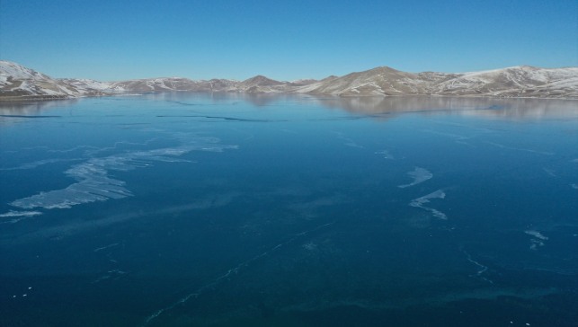 Ağrı'nın buzla kaplı volkanik set gölü yeni yılda da doğa tutkunlarını bekliyor