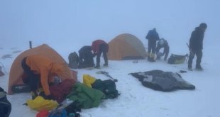 Süphan Dağı zirve tırmanışı zorlu hava şartları nedeniyle yarıda kaldı