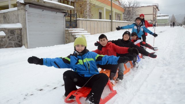 Kars'ta çocuklar mahalle aralarında kızak keyfi yaşadı