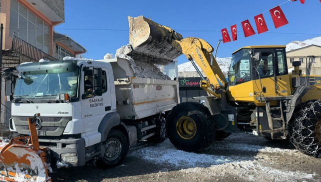 Başkale'de karlar kamyonlarla ilçe dışına taşınıyor