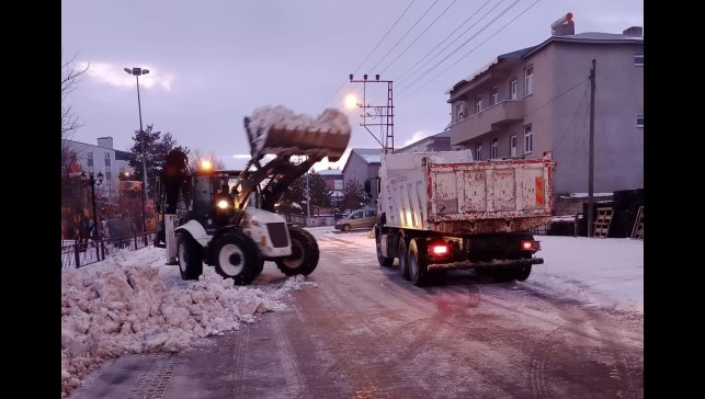 Arpaçay Belediyesi'nden kar temizliği