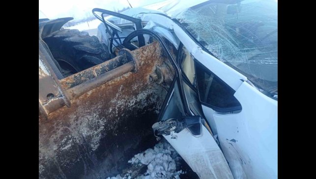 Van'da otomobil ile iş makinesi çarpıştı: 5 yaralı