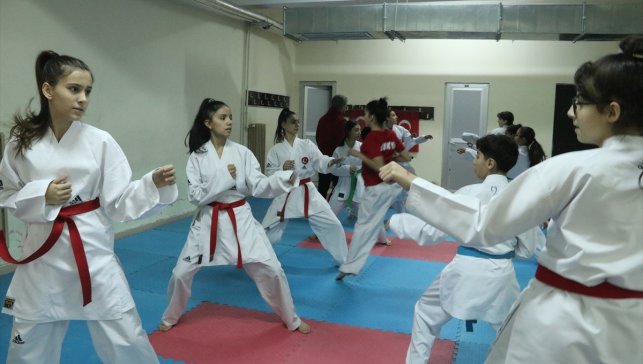 Uluslararası karate turnuvasında altın madalya kazanan Ezel'in hedefi milli takım