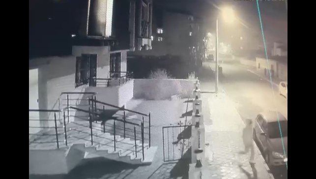 Önce ayakkabıyı çaldı daha sonra çaldığı ayakkabı ile arkadaşlarına hava attı