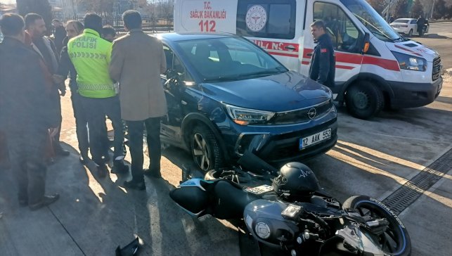 Bingöl'de motosikletin otomobille çarpışma anı güvenlik kamerasında