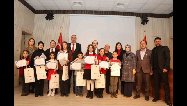 İstiklal Marşı'nı en iyi okumak için yarıştılar