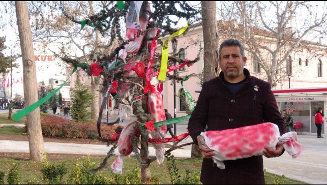 Elazığ'da çam ağacına Filistin bayrakları ve kanlı torbalar asıldı, yılbaşı kutlamaları kınandı
