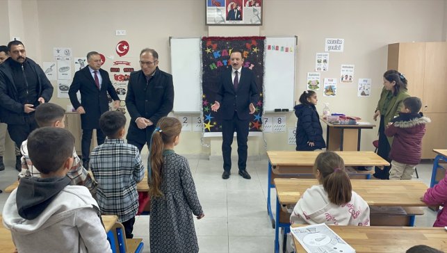 Malazgirt'te öğrenciler karnelerini alarak yarıyıl tatiline girdi