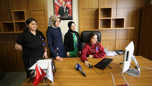 Muş'ta kadın hemşireler, AA'nın "Yılın Kareleri" oylamasına katıldı