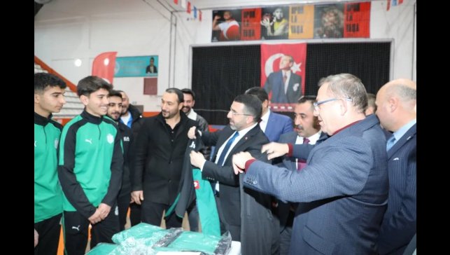 Kars'ta amatör spor kulüplerine malzeme desteği