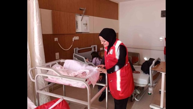 Kızılay'dan yeni yılın ilk bebeklerine "Sevgi Bohçası" hediye