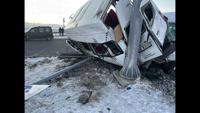 Kars'ta iki minibüs çarpıştı: 13 yaralı