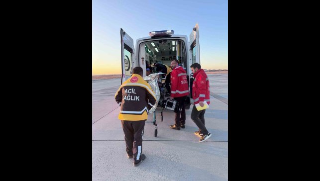 Hakkari'deki hasta ambulans helikopterle Van'a nakledildi