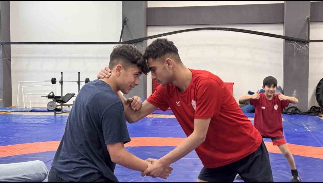 Genç güreşçi Ecvet Aracı Türkiye şampiyonasına hazırlanıyor