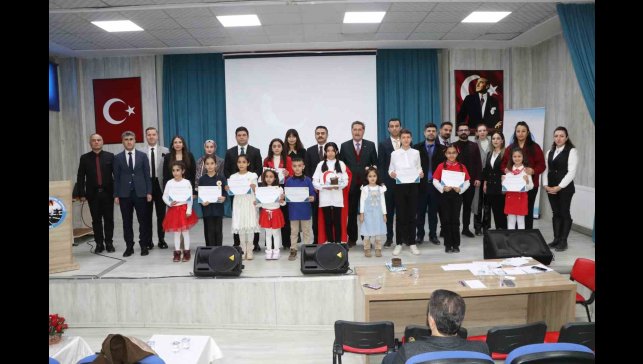 Hakkari'de "İstiklal Marşı'nı Güzel Okuma Şiir Yarışması" düzenlendi