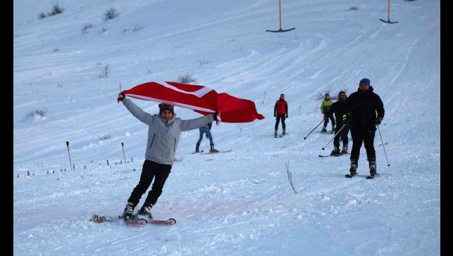 Türkiye'nin göl manzaralı kayak merkezinde sezon açıldı