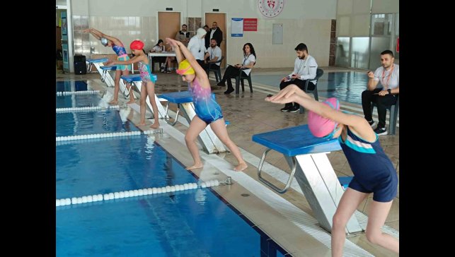 Hakkari'de yüzme şampiyonası finali yapıldı