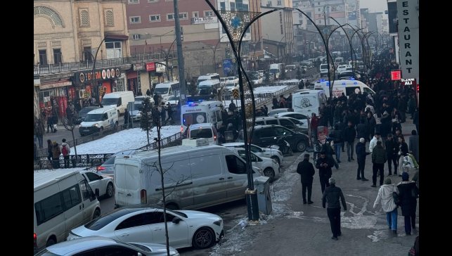 Yüksekova'da bıçaklı kavga: 3 yaralı