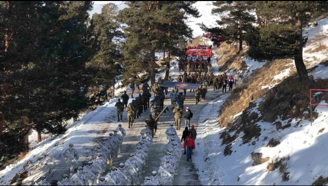 Binlerce kişi şehitler için Sarıkamış'ta yürüdü
