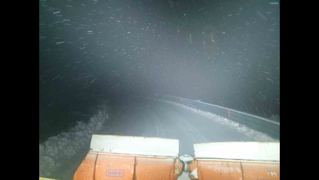 Elazığ'da kar yağışı başladı, mahsur kalan araçlar için çalışma başlatıldı