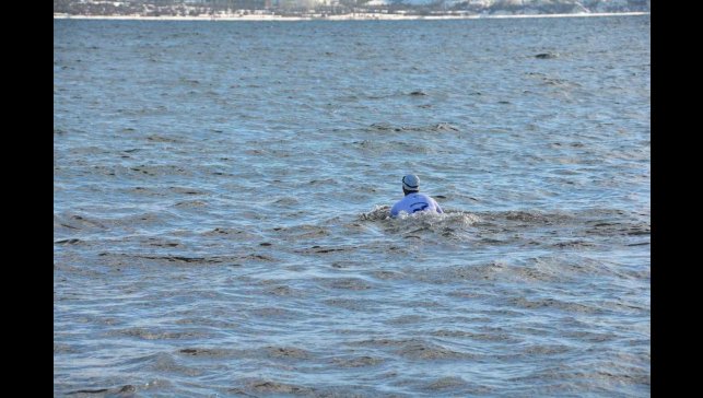 Van Gölü'ne dikkat çekmek için dondurucu soğukta yüzüyor