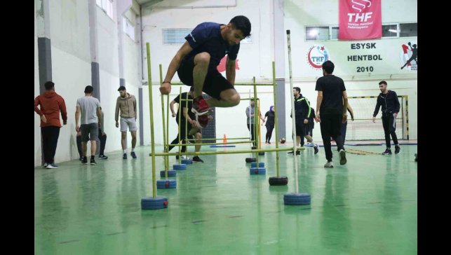 Geleceğin polis adayları, hayalleri için ter döküyor
