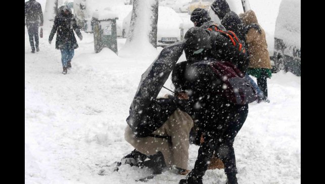 Buzlu yolda düşmemek için "penguen yürüyüşü" önerisi