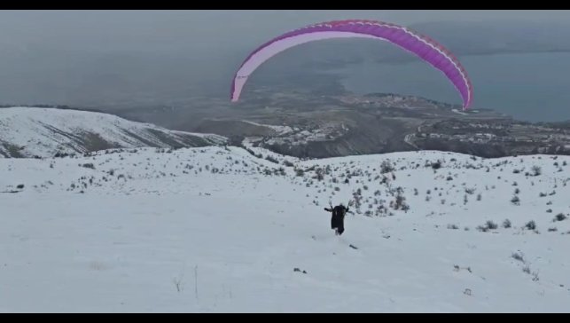Hazarbaba Dağı'nda göl manzarası eşliğinde yamaç paraşütü