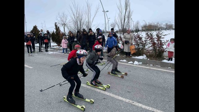 Muş'ta kayaklı koşu yarışması asfalt yolda yapıldı