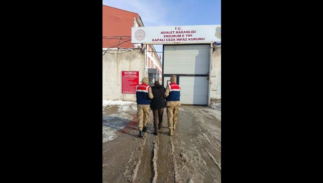 Aranan şahıslar jandarmadan kaçamadı