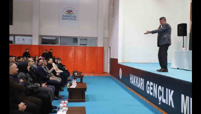 Eğitimci-Yazar Kapaklıkaya Hakkari'de söyleşi düzenledi