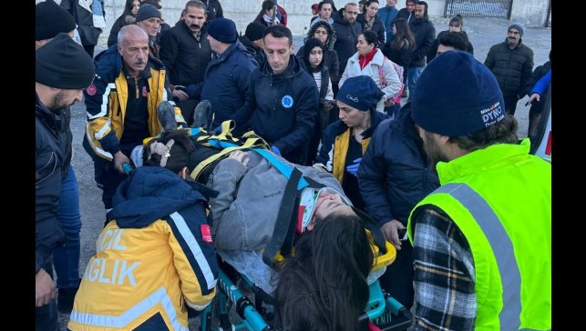 Geri manevra yapan araç kız öğrenciye çarptı