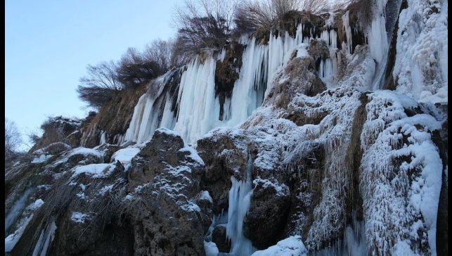 Doğanın görsel sanatı Girlevik Şelalesi buz tuttu
