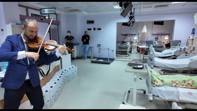 Tunceli'de diyaliz hastalarına keman dinletildi