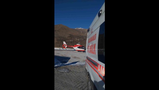 Çatak'ta serebrovasküler tedavisi gören hasta ambulans helikopterle Van'a getirildi