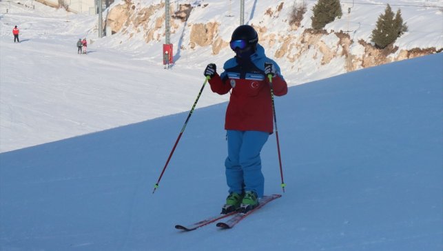 Özel sporcu Ayşe Kader, Fransa'daki Dünya Kayak Şampiyonası'na odaklandı