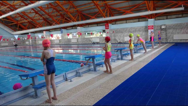 Bitlis'te okullar arası yüzme yarışları düzenlendi