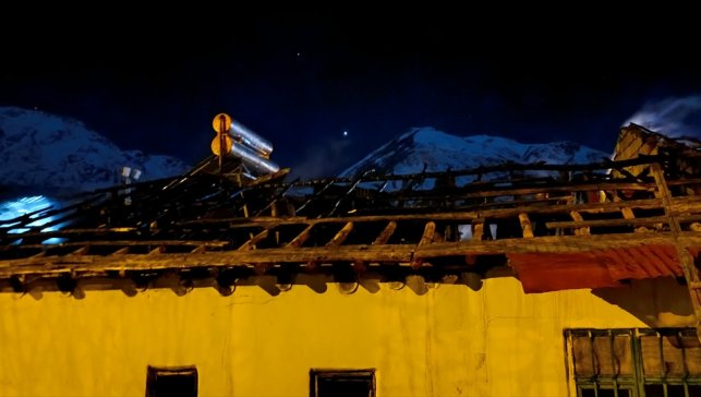 Şemdinli'de bir evin çatısında çıkan yangın söndürüldü
