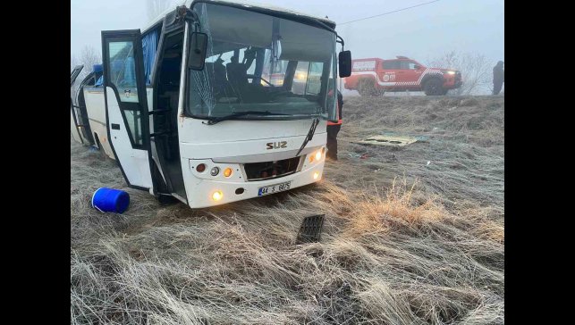 Servis aracı şarampole yuvarlandı: 1 ölü, 16 yaralı