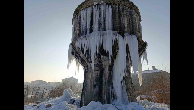 Ağrı'da su deposu buzla kaplandı