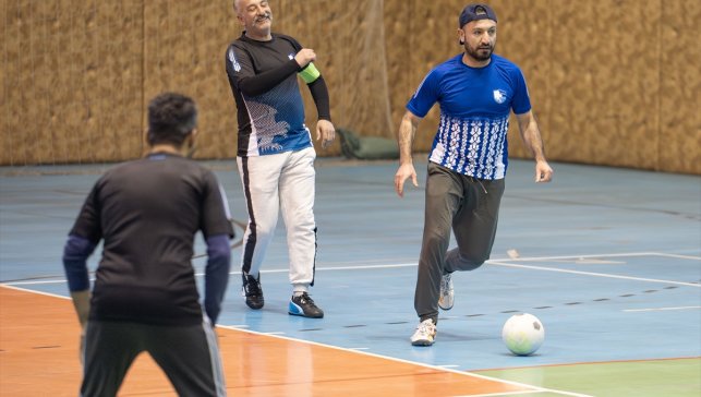 Erzurum'da idareciler ile gazeteciler, dostluk maçında bir araya geldi