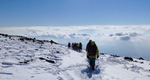 Kadına şiddete dikkat çekmek için Ağrı Dağı'na tırmandılar