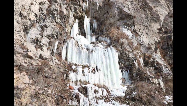 Ardahan'da hava buz kesti, şelale dondu