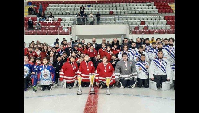 Buz Hokeyinde şampiyon Erzurum