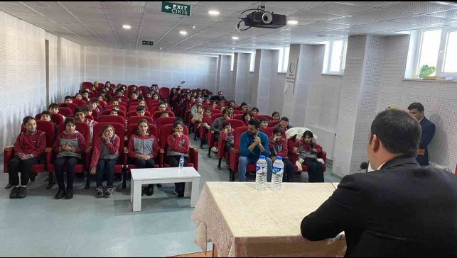 Arpaçay Kaymakamı Akköz, Meslek tanıtım günlerinde öğrencilerle buluştu