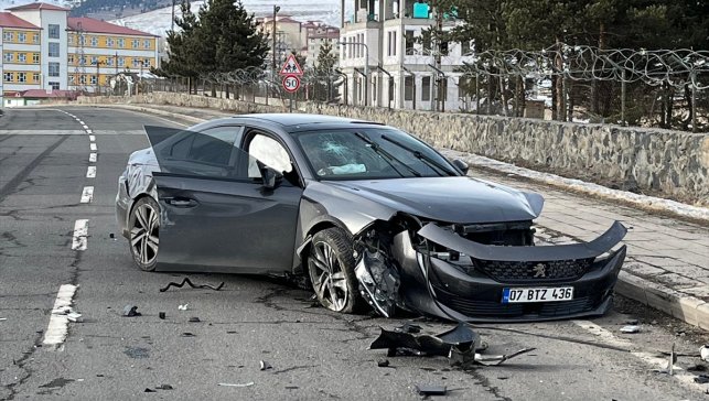Kars'ta iki otomobilin çarpıştığı kazada 3 kişi yaralandı