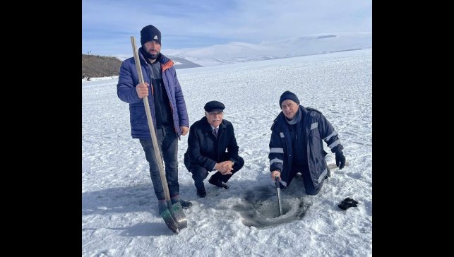 Çıldır Gölü'nde festival öncesi buz kalınlığı ölçüldü
